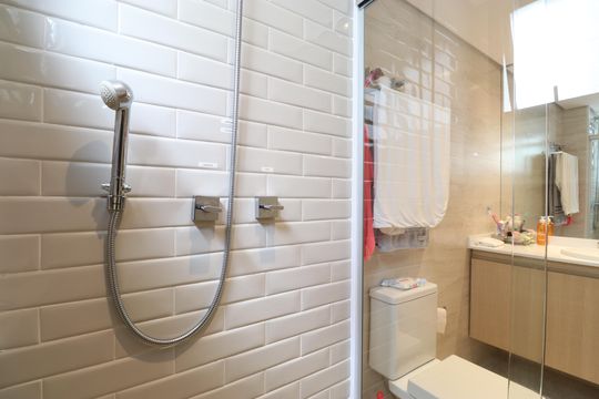 Comprar apartamento com varanda, 4 quartos, 2 suítes e piscina no condomínio. — Banheiro da Suíte 1