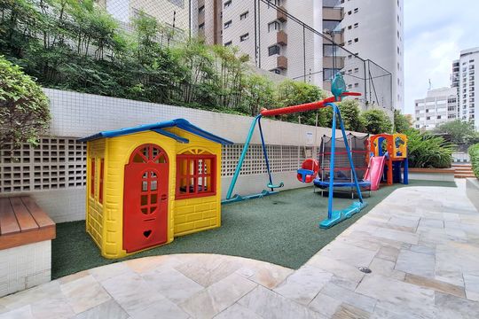 Comprar apartamento com varanda, 4 quartos, 2 suítes e piscina no condomínio. — Área comum - Playground