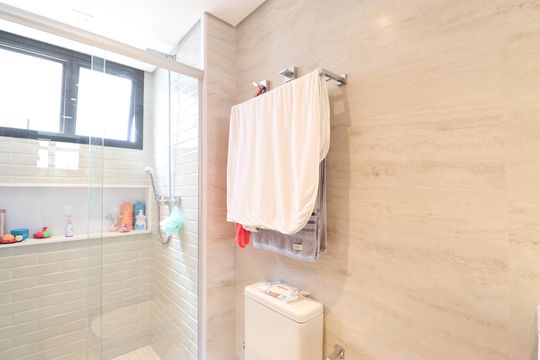 Comprar apartamento com varanda, 4 quartos, 2 suítes e piscina no condomínio. — Banheiro da Suíte 1