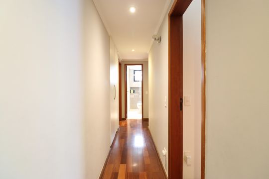 Comprar apartamento com varanda, 4 quartos, 2 suítes e piscina no condomínio. — Corredor