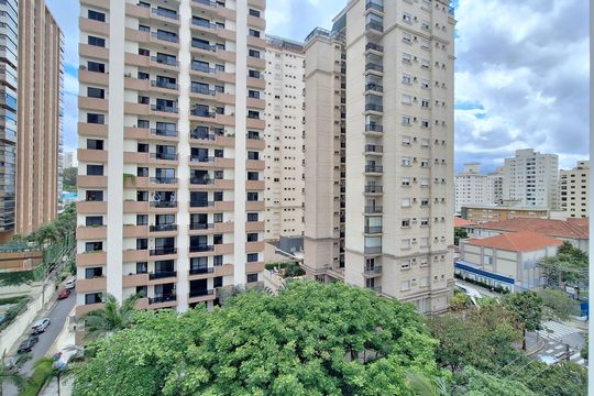 Comprar apartamento com varanda, 4 quartos, 2 suítes e piscina no condomínio. — Vista da Varanda