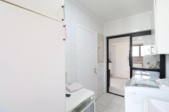 Comprar apartamento com varanda, 4 quartos, 2 suítes e piscina no condomínio. — Área de Serviço