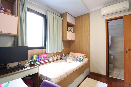 Comprar apartamento com varanda, 4 quartos, 2 suítes e piscina no condomínio. — Suíte 1
