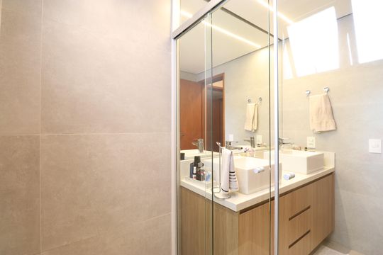 Comprar apartamento com varanda, 4 quartos, 2 suítes e piscina no condomínio. — Banheiro da Suíte 2