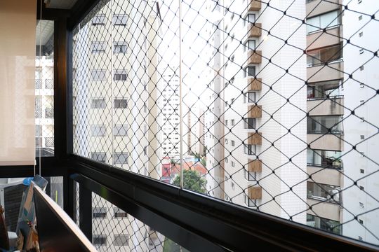 Comprar apartamento com varanda, 4 quartos, 2 suítes e piscina no condomínio. — Varanda da Suíte 2