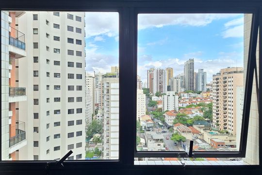 Comprar apartamento com varanda, 4 quartos, 2 suítes e piscina no condomínio. — Banheiro Social