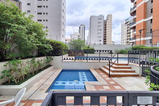 Comprar apartamento com varanda, 4 quartos, 2 suítes e piscina no condomínio. — Área comum - Piscina
