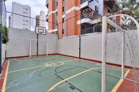 Comprar apartamento com varanda, 4 quartos, 2 suítes e piscina no condomínio. — Área comum - Quadra