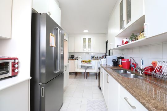 Comprar apartamento com varanda, 4 quartos, 2 suítes e piscina no condomínio. — Cozinha