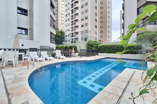 Comprar apartamento com varanda, 4 quartos, 2 suítes e piscina no condomínio. — Área comum - Piscina