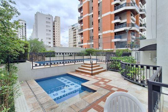 Comprar apartamento com varanda, 4 quartos, 2 suítes e piscina no condomínio. — Área comum - Piscina