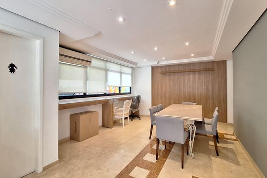 Comprar apartamento com varanda, 4 quartos, 2 suítes e piscina no condomínio. — Área comum - Salão de festas