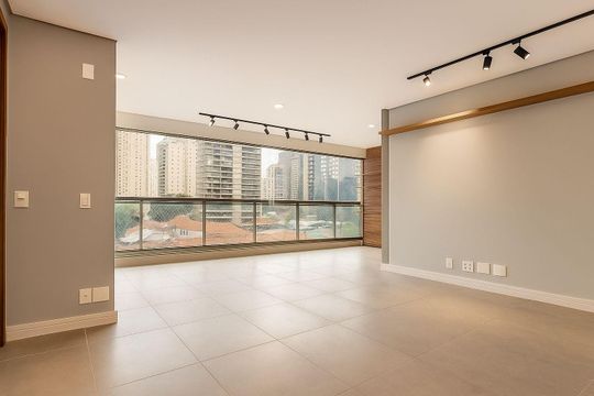 Apartamento à venda na Vila Nova Conceição com 3 quartos, 2 suítes e churrasqueira no condomínio. — Sala