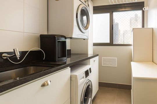 Apartamento à venda na Vila Nova Conceição com 3 quartos, 2 suítes e churrasqueira no condomínio. — Área de serviço