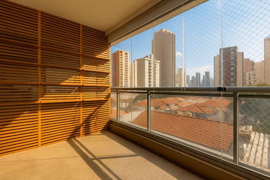 Apartamento à venda na Vila Nova Conceição com 3 quartos, 2 suítes e churrasqueira no condomínio. — Varanda