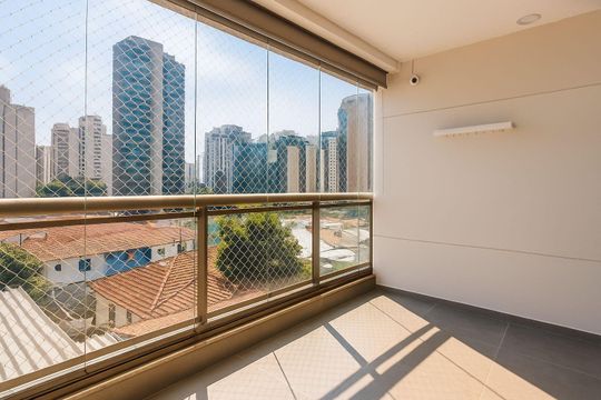 Apartamento à venda na Vila Nova Conceição com 3 quartos, 2 suítes e churrasqueira no condomínio. — Varanda
