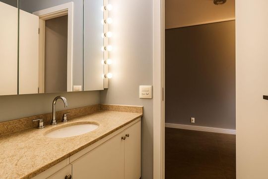 Apartamento à venda na Vila Nova Conceição com 3 quartos, 2 suítes e churrasqueira no condomínio. — Banheiro