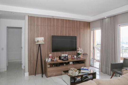 Venda de apartamento com 3 suítes e varanda na Vila Bela Alianca. — Sala
