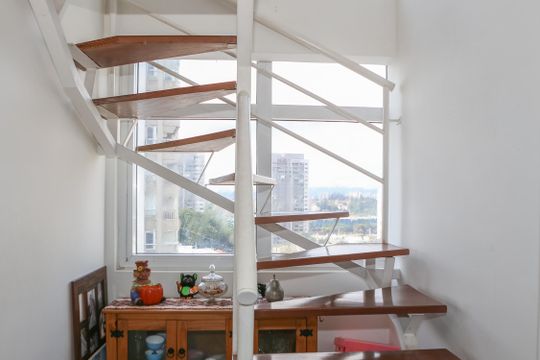 Venda de apartamento com 3 suítes e varanda na Vila Bela Alianca. — Escada