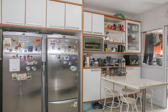 Venda de apartamento com 3 suítes e varanda na Vila Bela Alianca. — Cozinha e Área de Serviço