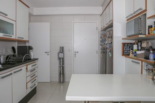 Venda de apartamento com 3 suítes e varanda na Vila Bela Alianca. — Cozinha e Área de Serviço