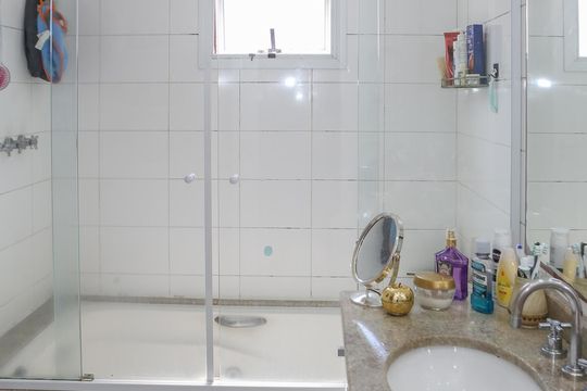 Venda de apartamento com 3 suítes e varanda na Vila Bela Alianca. — Banheiro da Suíte 1
