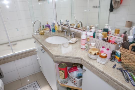 Venda de apartamento com 3 suítes e varanda na Vila Bela Alianca. — Banheiro da Suíte 1