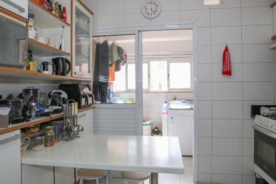 Venda de apartamento com 3 suítes e varanda na Vila Bela Alianca. — Cozinha e Área de Serviço