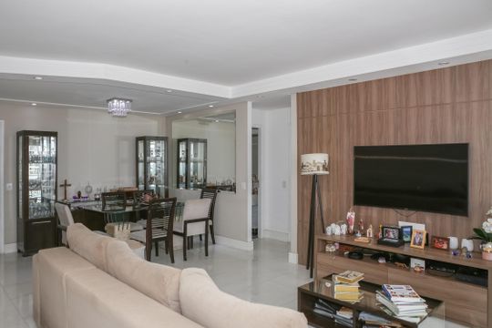 Venda de apartamento com 3 suítes e varanda na Vila Bela Alianca. — Sala