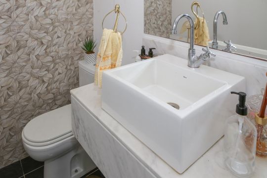 Venda de apartamento com 3 suítes e varanda na Vila Bela Alianca. — Lavabo