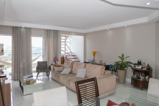 Venda de apartamento com 3 suítes e varanda na Vila Bela Alianca. — Sala