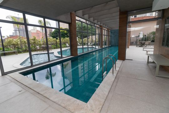 Compra apartamento em Perdizes: piscina, 2 quartos, closet. — Área comum - Piscina Coberta