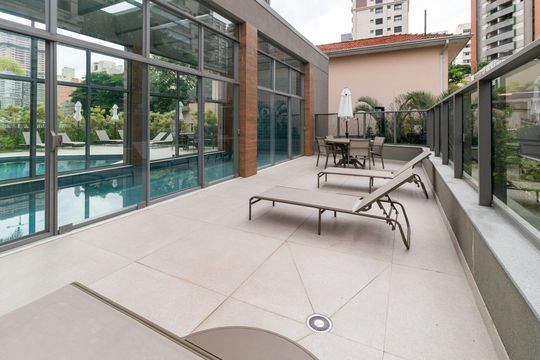Compra apartamento em Perdizes: piscina, 2 quartos, closet. — Área comum - Solarium