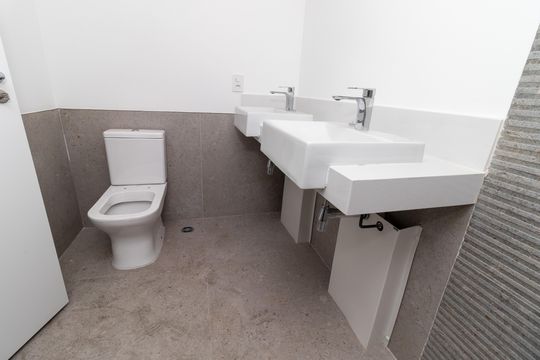 Compra apartamento em Perdizes: piscina, 2 quartos, closet. — Banheiro da Suíte 2