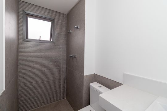 Compra apartamento em Perdizes: piscina, 2 quartos, closet. — Banheiro da Suíte 1