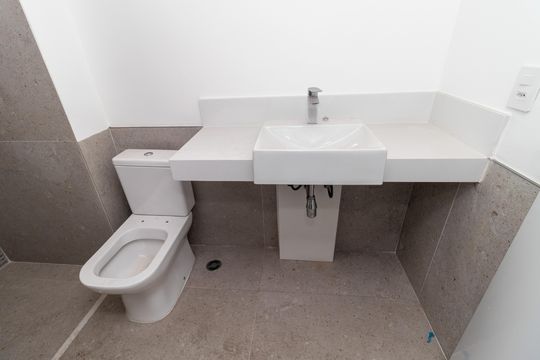 Compra apartamento em Perdizes: piscina, 2 quartos, closet. — Banheiro da Suíte 1