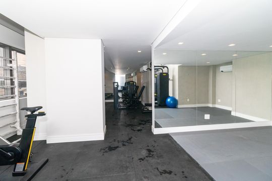 Compra apartamento em Perdizes: piscina, 2 quartos, closet. — Área comum - Academia