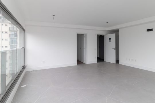Compra apartamento em Perdizes: piscina, 2 quartos, closet. — Sala