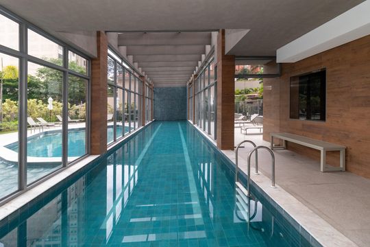 Compra apartamento em Perdizes: piscina, 2 quartos, closet. — Área comum - Piscina Coberta