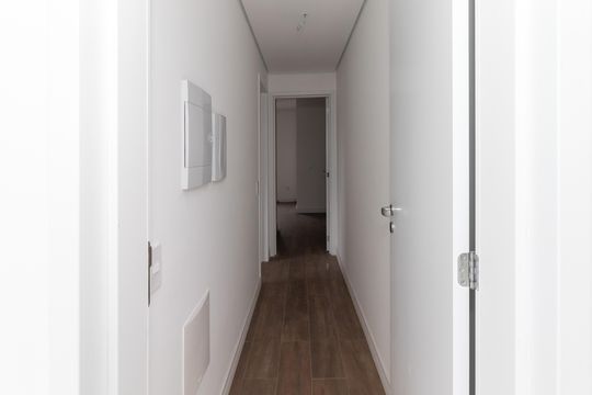 Compra apartamento em Perdizes: piscina, 2 quartos, closet. — Corredor
