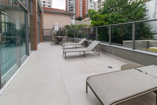 Compra apartamento em Perdizes: piscina, 2 quartos, closet. — Área comum - Solarium