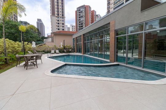 Compra apartamento em Perdizes: piscina, 2 quartos, closet. — Área comum - Piscina