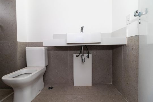 Compra apartamento em Perdizes: piscina, 2 quartos, closet. — Banheiro da Suíte 1