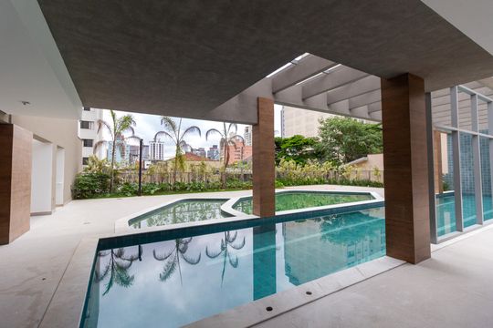 Compra apartamento em Perdizes: piscina, 2 quartos, closet. — Área comum - Piscina Coberta