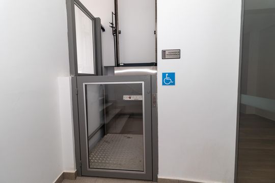 Compra apartamento em Perdizes: piscina, 2 quartos, closet. — Área comum - Acessibilidade