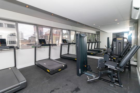 Compra apartamento em Perdizes: piscina, 2 quartos, closet. — Área comum - Academia