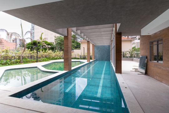 Compra apartamento em Perdizes: piscina, 2 quartos, closet. — Área comum - Piscina Coberta