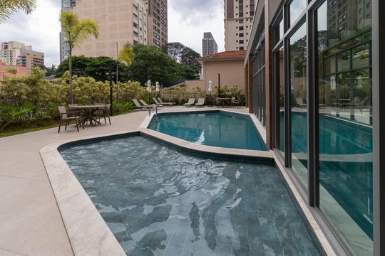 Compra apartamento em Perdizes: piscina, 2 quartos, closet. — Área comum - Piscina