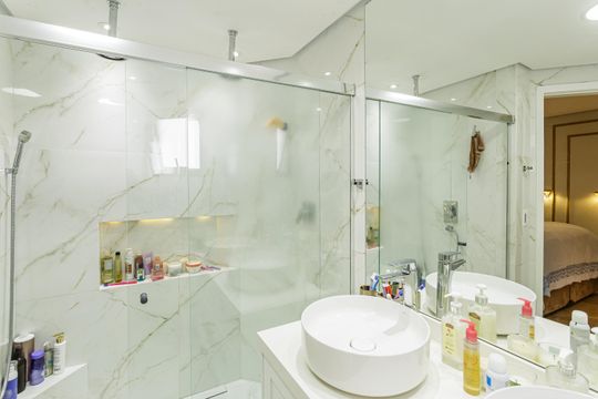 Apartamento em Indianópolis para compra, 3 quartos e academia no condomínio. — Banheiro da Suíte