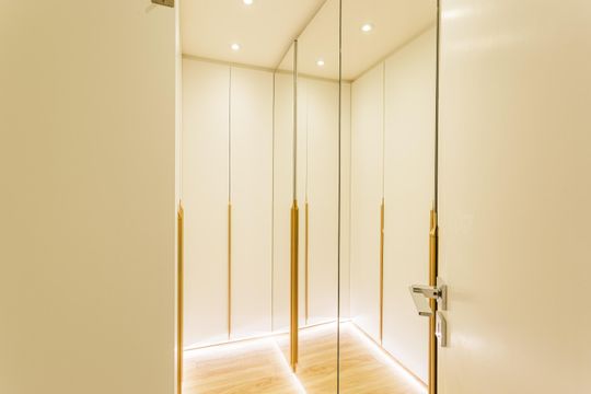 Apartamento em Indianópolis para compra, 3 quartos e academia no condomínio. — Closet da suíte